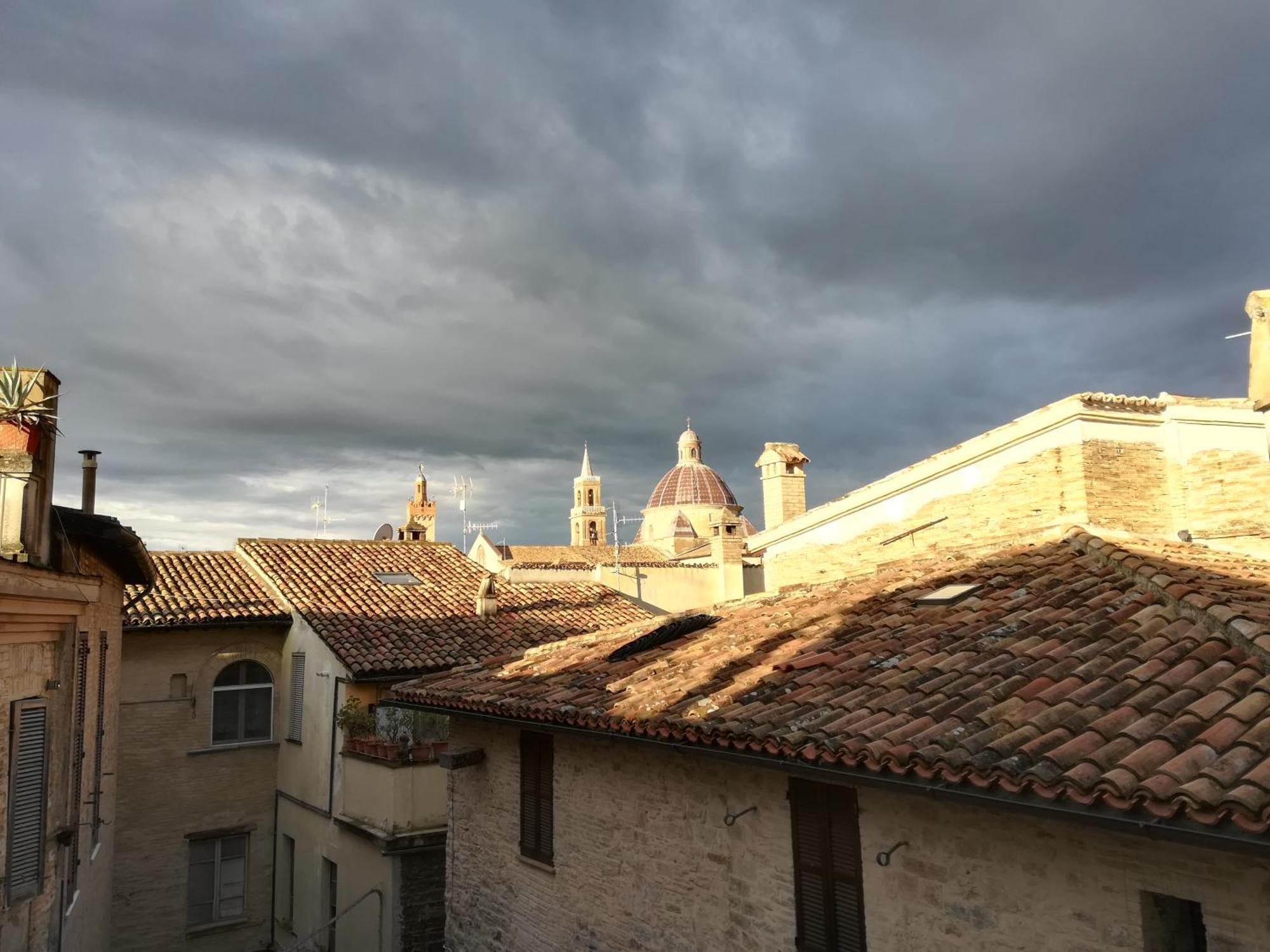 Antico Gioiello Umbro , Appartamento Con Terrazza Foligno Luaran gambar